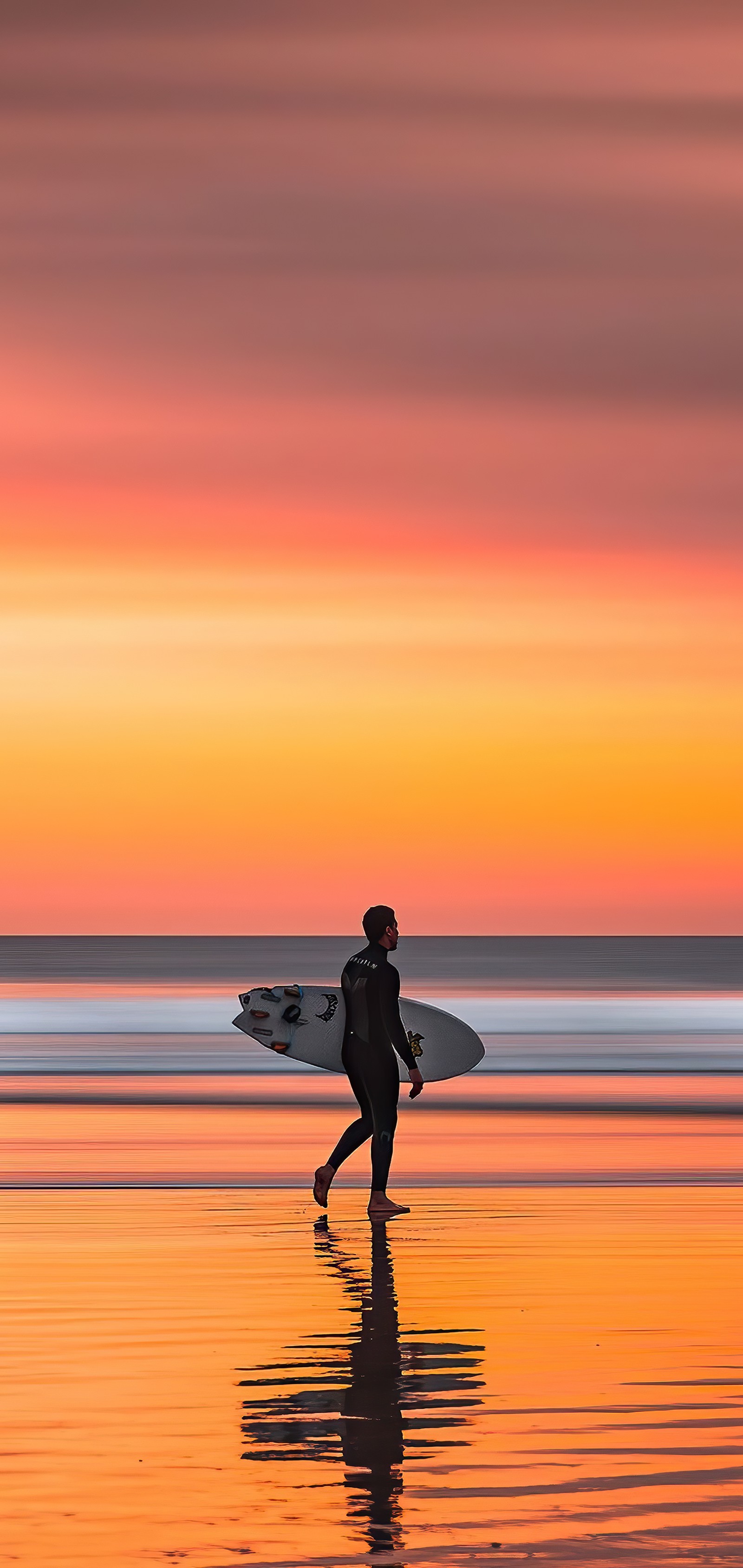 Surfista caminando por la playa al atardecer con su tabla (mar, agua, surfing, tabla de surf, gente en la naturaleza)