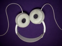 Fones de ouvido divertidos com design de olhos em fundo roxo