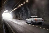 Jaguar XJ Sedan Acelerando Através de uma Cena Dramática em um Túnel