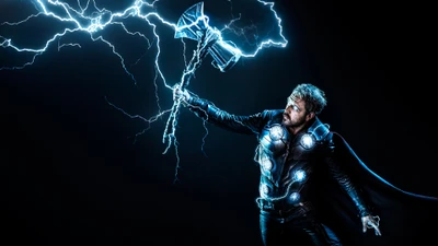 Thor brandissant Stormbreaker au milieu de la fureur des éclairs