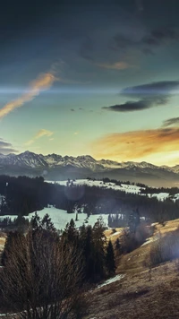 Paysage serein des hautes terres au coucher du soleil avec des montagnes majestueuses et un ciel dégagé