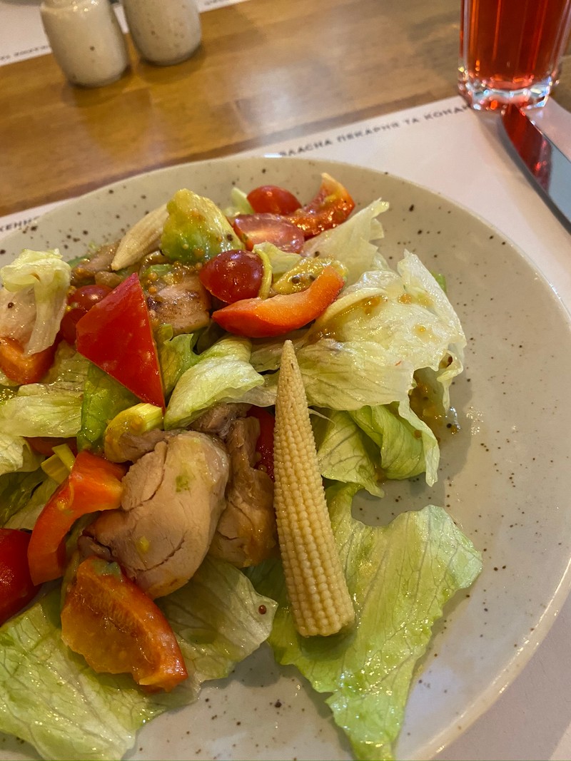 На тарелке салат с грибами, помидорами и кукурузой (лиственное овощ, обед, посуда, еда, ингредиент)