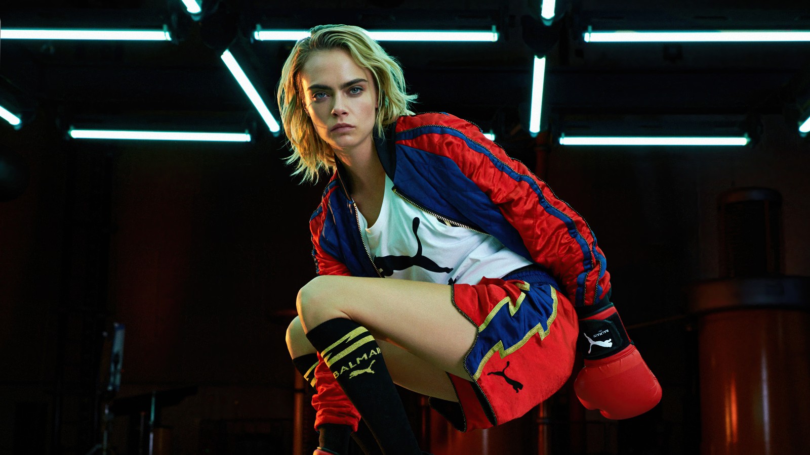 Femme girafe en veste rouge et bleue et bottes jusqu'au genou (cara delevingne, modèle, célébrité, femmes, filles)