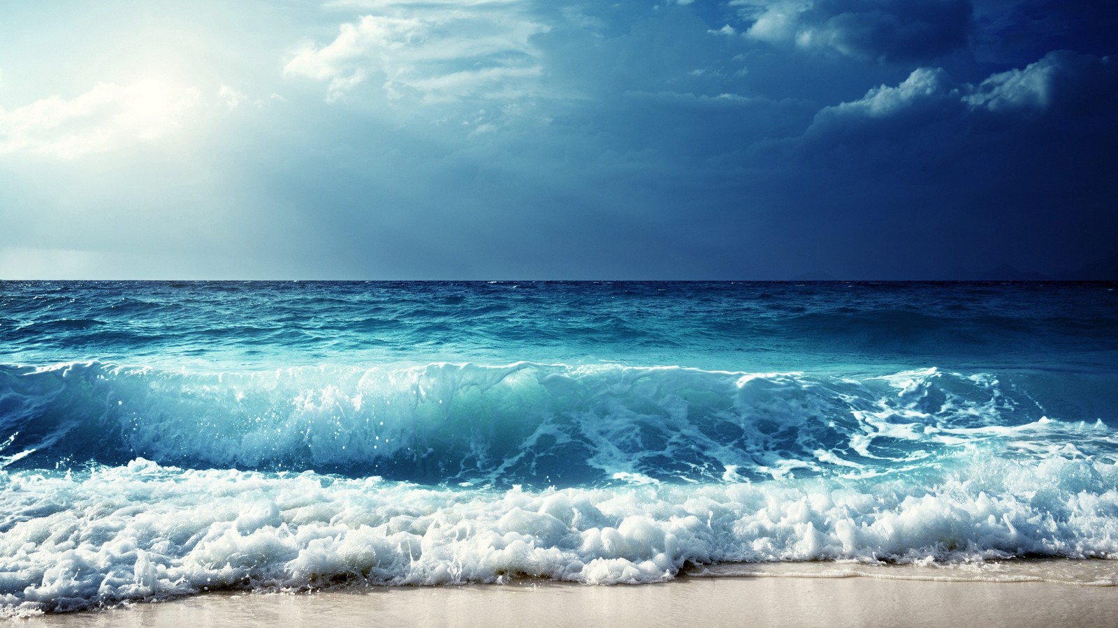 Gros plan d'une vague sur une plage avec un arrière-plan de ciel (plage, montagne, océan, coucher de soleil, vue)