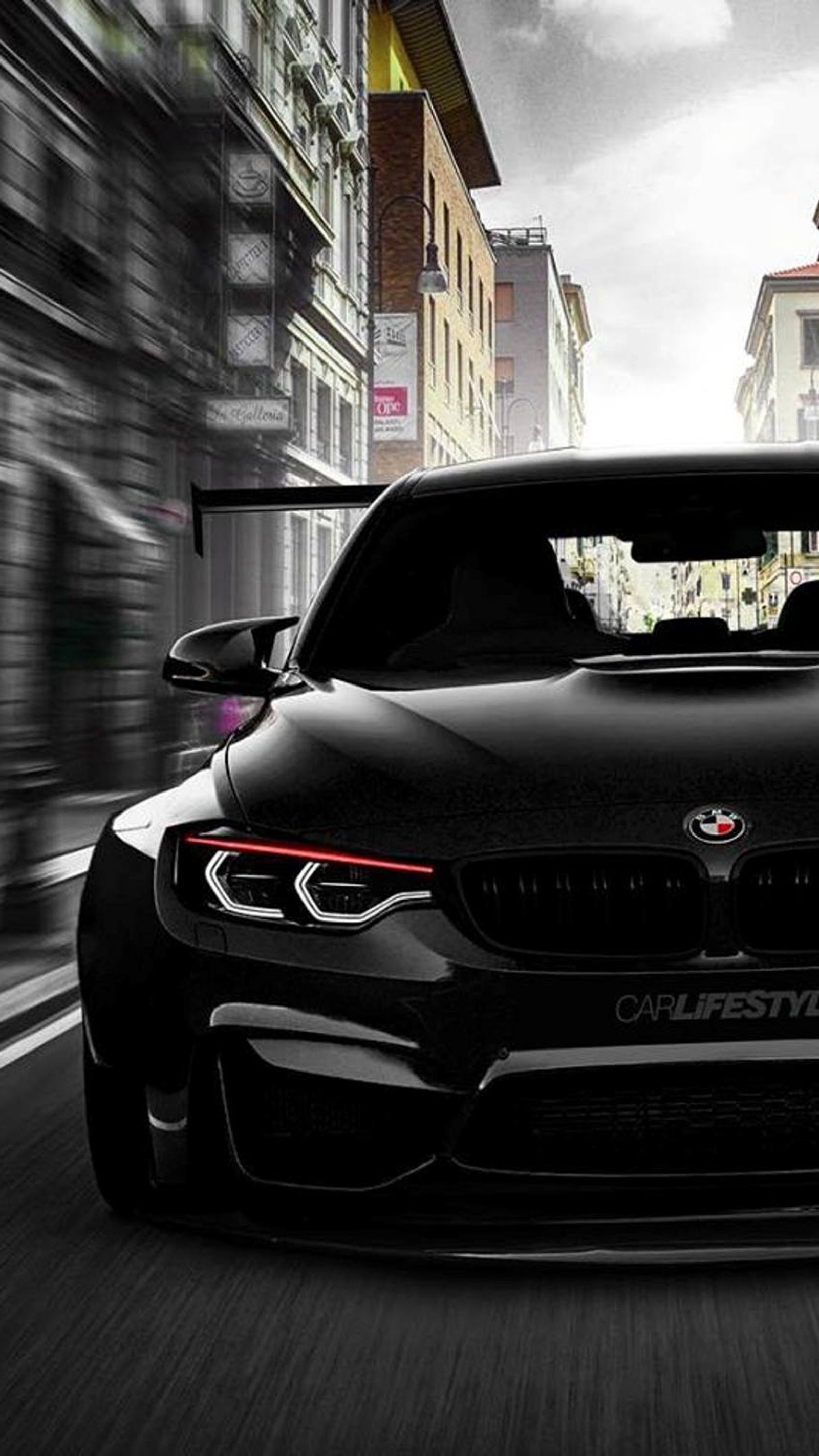 Carro conceito da bmw dirigindo por uma rua da cidade em movimento (preto, bmw, carro, velocidade)