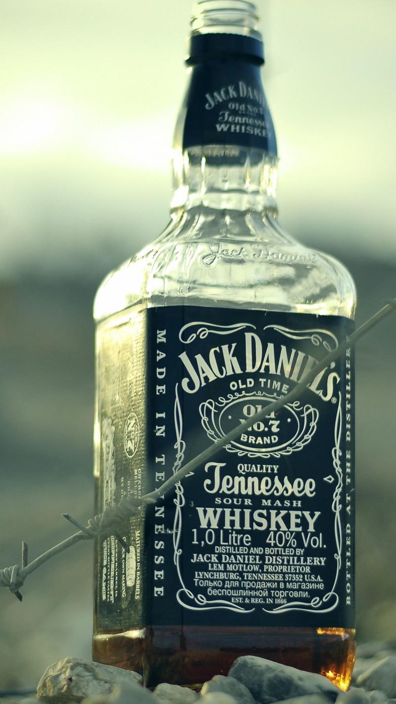 На камне стоит бутылка виски jack daniels (бутылка, джек даниэльс, jack daniels, виски)