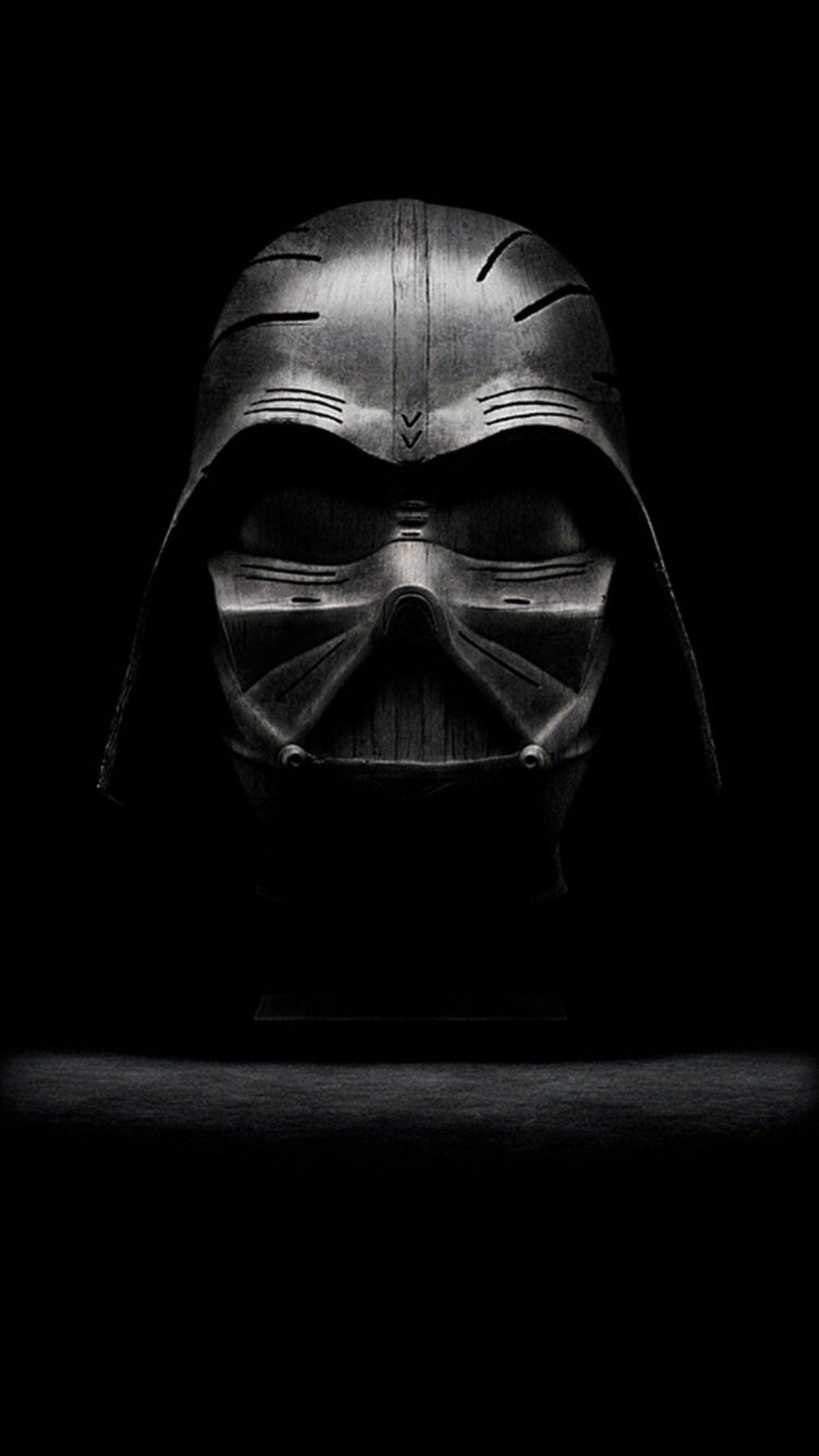 Eine nahaufnahme einer darth vader maske auf schwarzem hintergrund (lord vader, star wars)