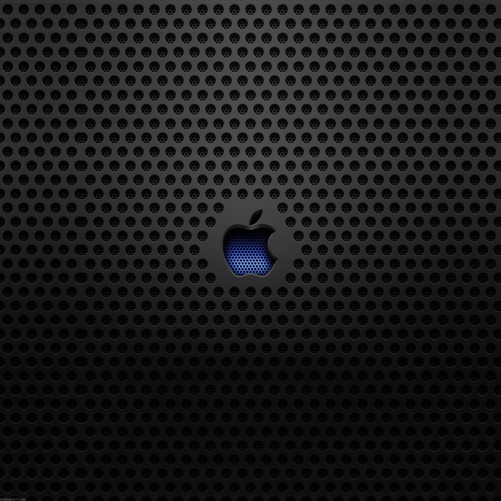 Un primer plano del logo de apple negro en una superficie metálica (manzana, azul, genial, diseño, logotipo)