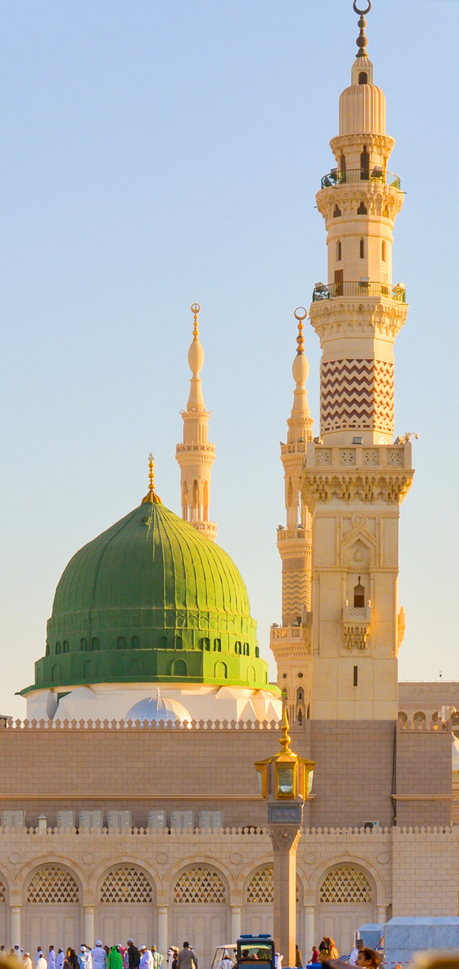 Giraffen und autos sind vor einem großen gebäude geparkt (madina, masjid, moschee)