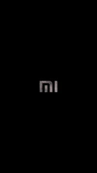 Design minimalista preto com o logo "MI" da Xiaomi