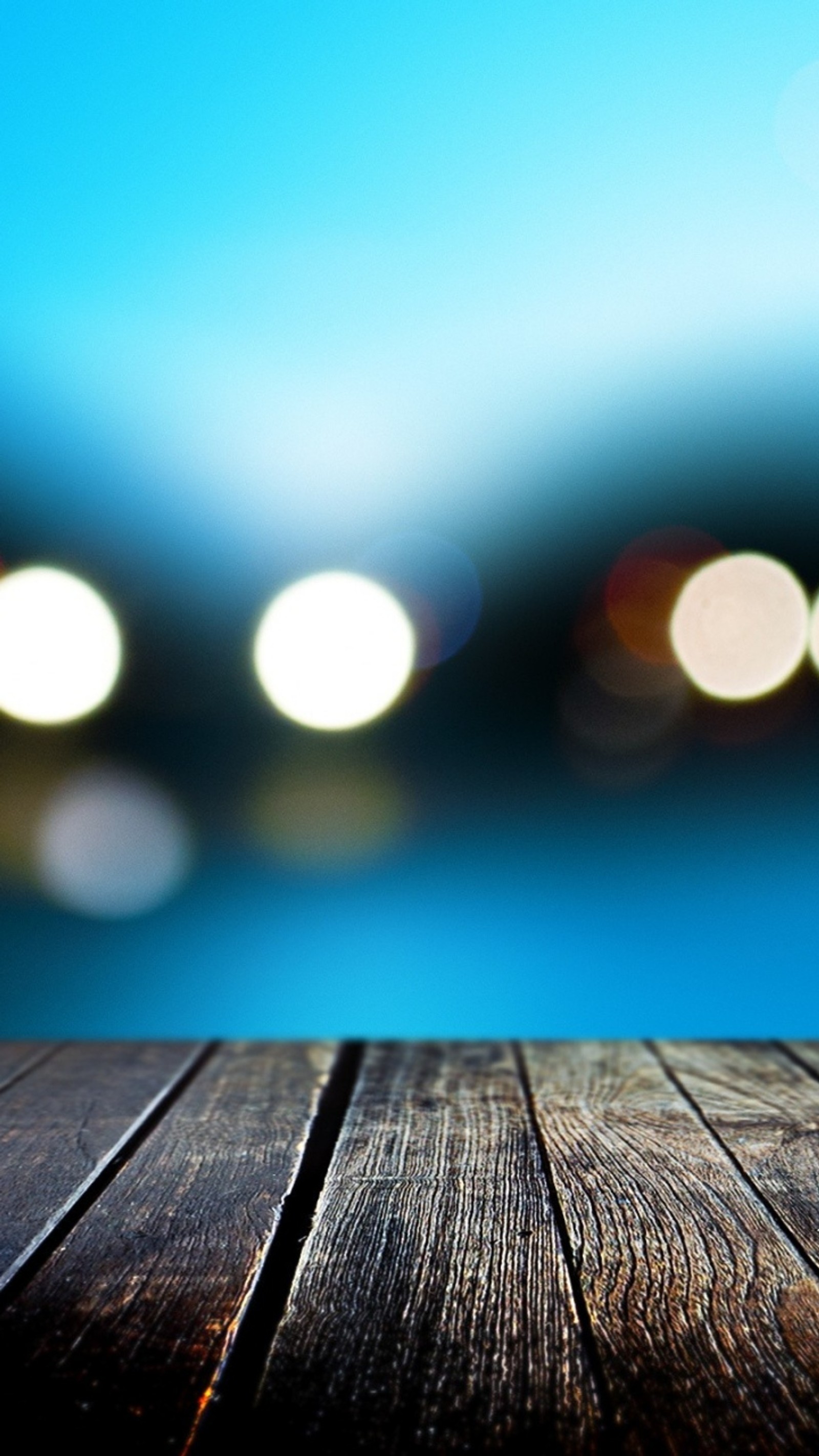 Blurred image of a wooden table with a blurry background (abstract, background, glare)