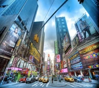 Paysage urbain vibrant de Times Square avec des panneaux publicitaires emblématiques et du trafic.