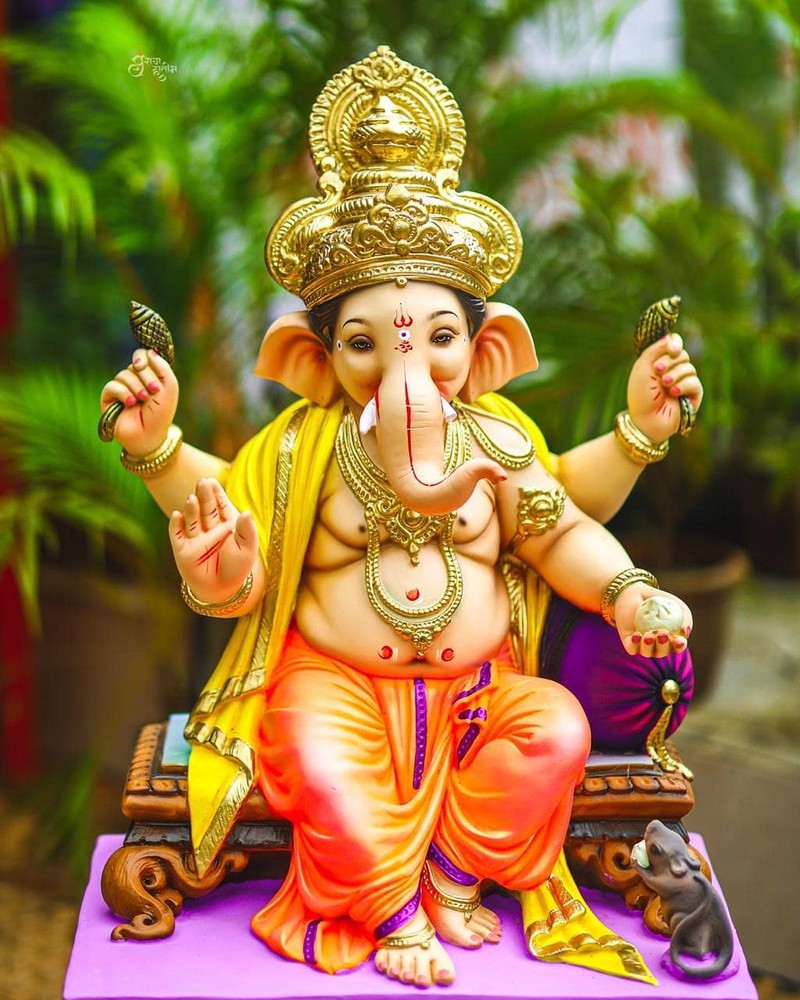 Близкий план статуи слона на фиолетовой платформе (бог, боги, лорд, shree ganesha)