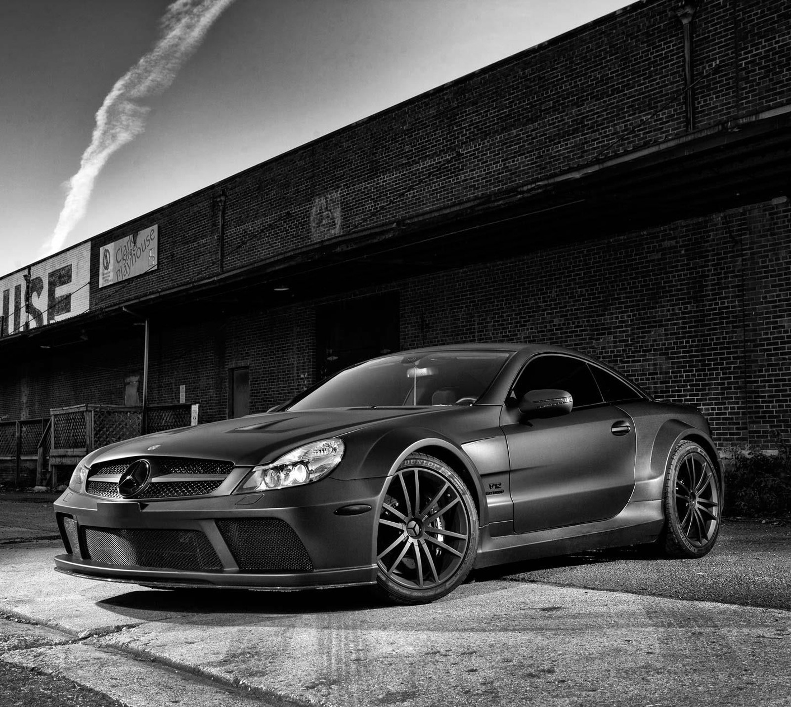 Un primer plano de una foto en blanco y negro de un coche deportivo (amg, negro, hd, mercedes, serie)