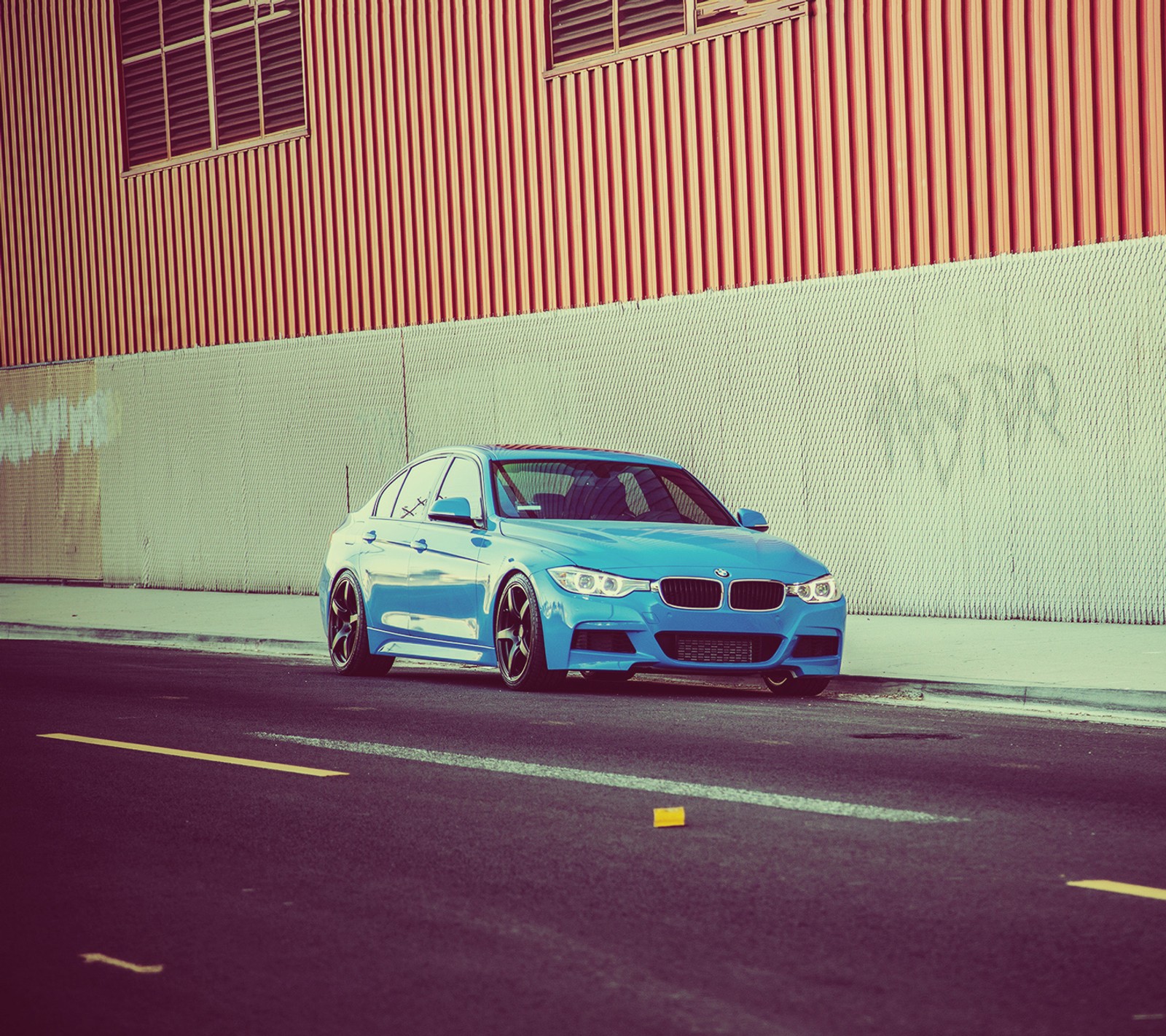 Um carro bmw azul estacionado ao lado da estrada (série 3, azul, bmw, f30, m sport)