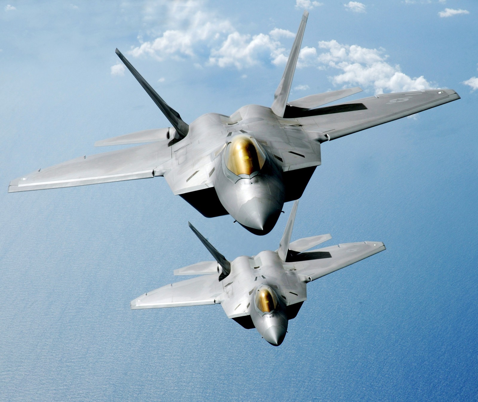 Zwei kampfjets fliegen am himmel mit wolken im hintergrund (jet, flugzeug)