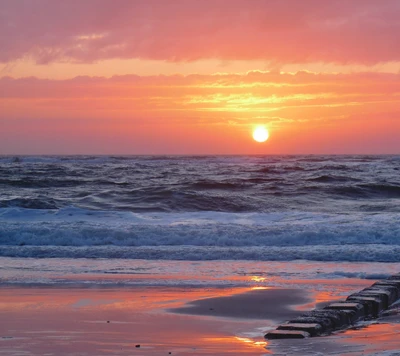 Sereno atardecer sobre las olas del océano