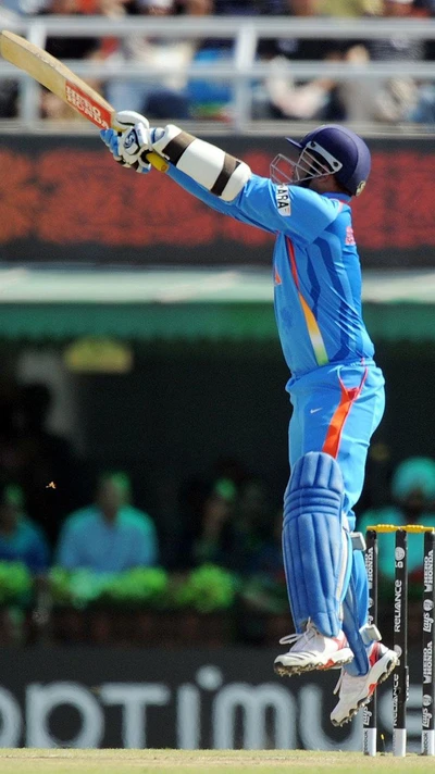 Sachin Tendulkar en action, frappant un six lors d'un match de cricket en Inde.