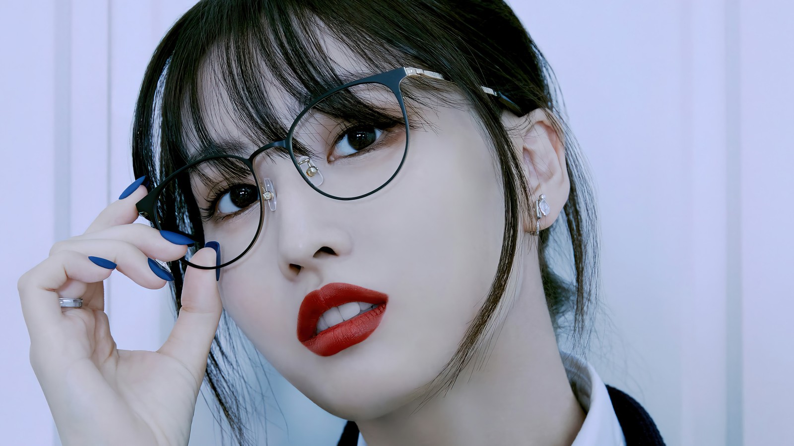 Gros plan d'une femme portant des lunettes et du rouge à lèvres rouge (deux fois, kpop, k pop, groupe de filles coréen, korean girl group)