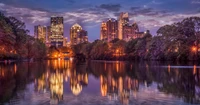 Reflejos del crepúsculo del horizonte de Atlanta sobre un sereno canal