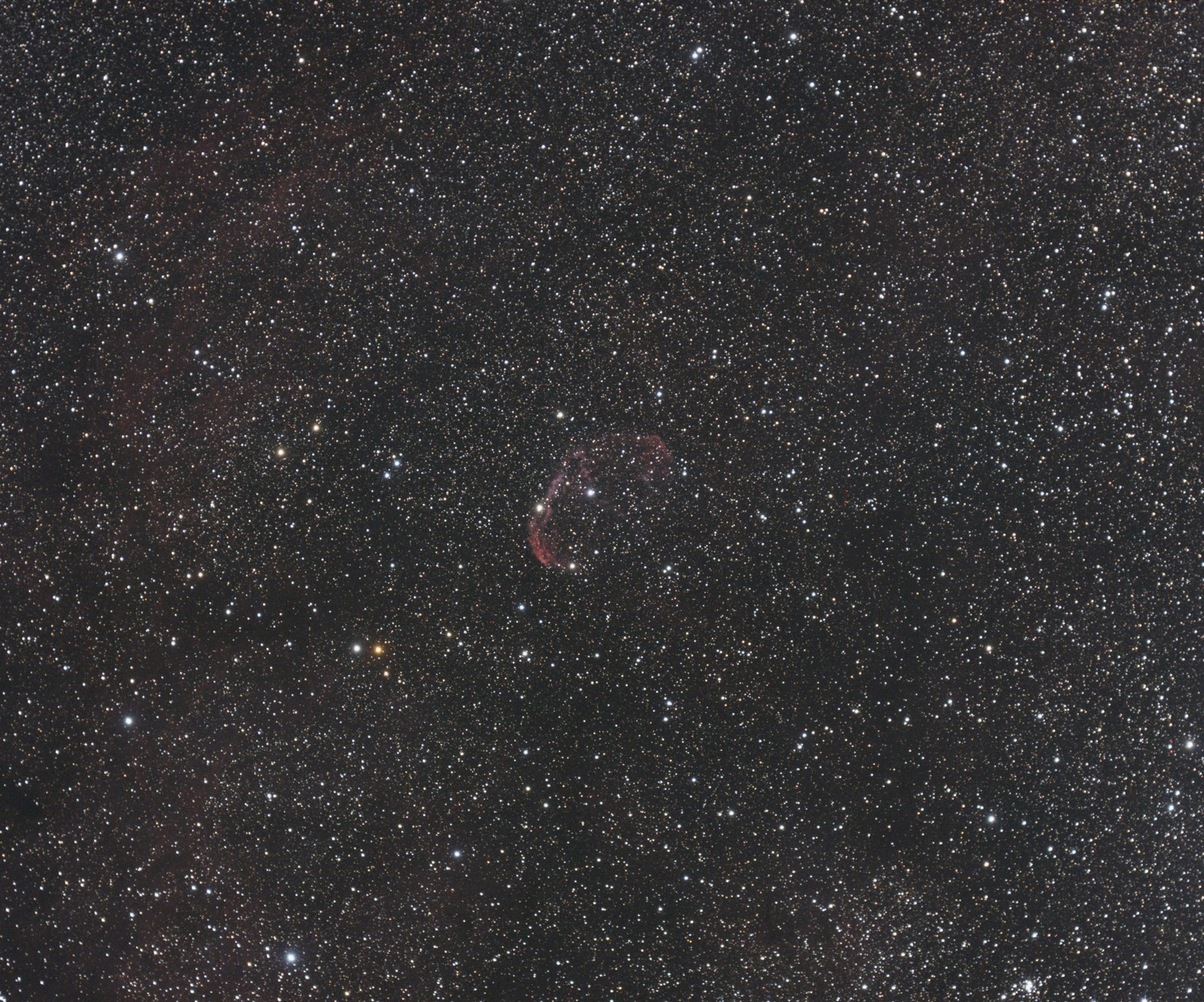 Imagem aérea de um campo de estrelas com um objeto vermelho brilhante no meio (preto, objeto astronômico, atmosfera, espaço, astronomia)