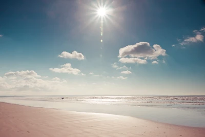 Paysage de plage serein sous un soleil éclatant