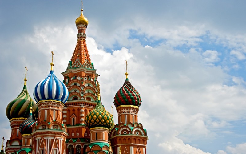 Здание с куполами и часами на его вершине (собор святого василия, saint basils cathedral, собор, достопримечательность, шпиль)