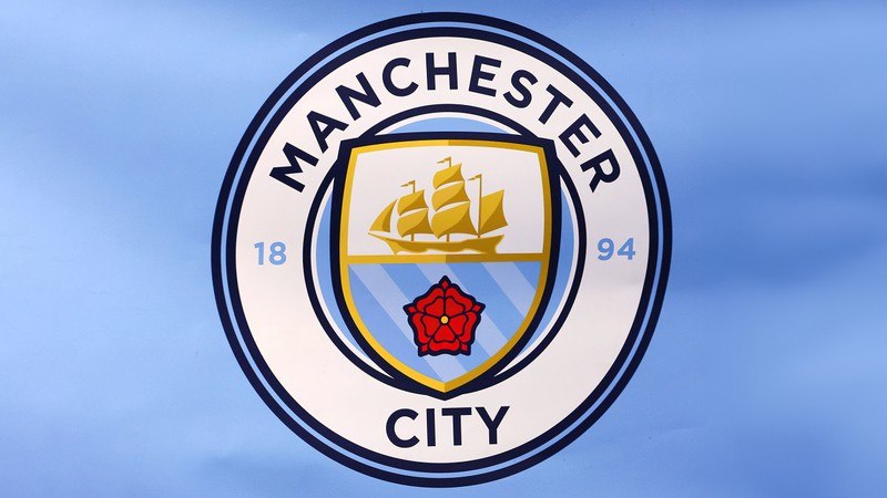 Крупный план логотипа манчестер сити на голубом небе (манчестер сити, manchester city fc, эмблема, футбольная команда, 5k)