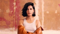 Naomi Scott: Um retrato cativante em uma sessão de fotos chique