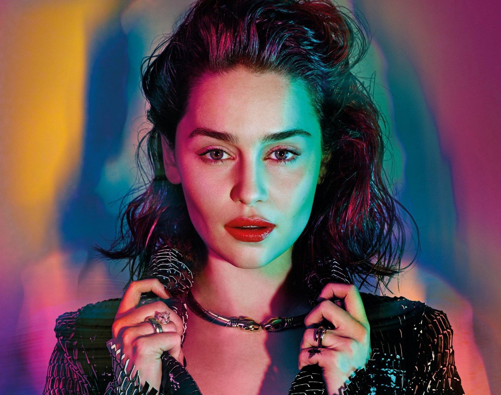 Un gros plan d'une femme avec un collier et un pendentif (emilia clarke, portrait, gens, fond décran 4k)