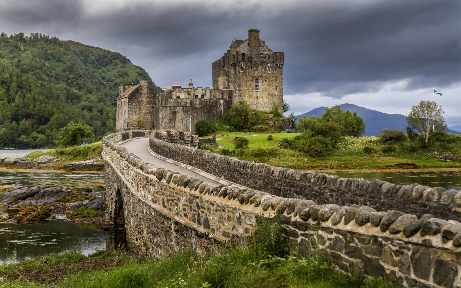 Arafed bridge over a river with a castle in the background (castle, ruins, fortification, tourist attraction, edinburgh)