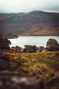 Lac paisible des Highlands entouré de collines majestueuses et de couleurs d'automne