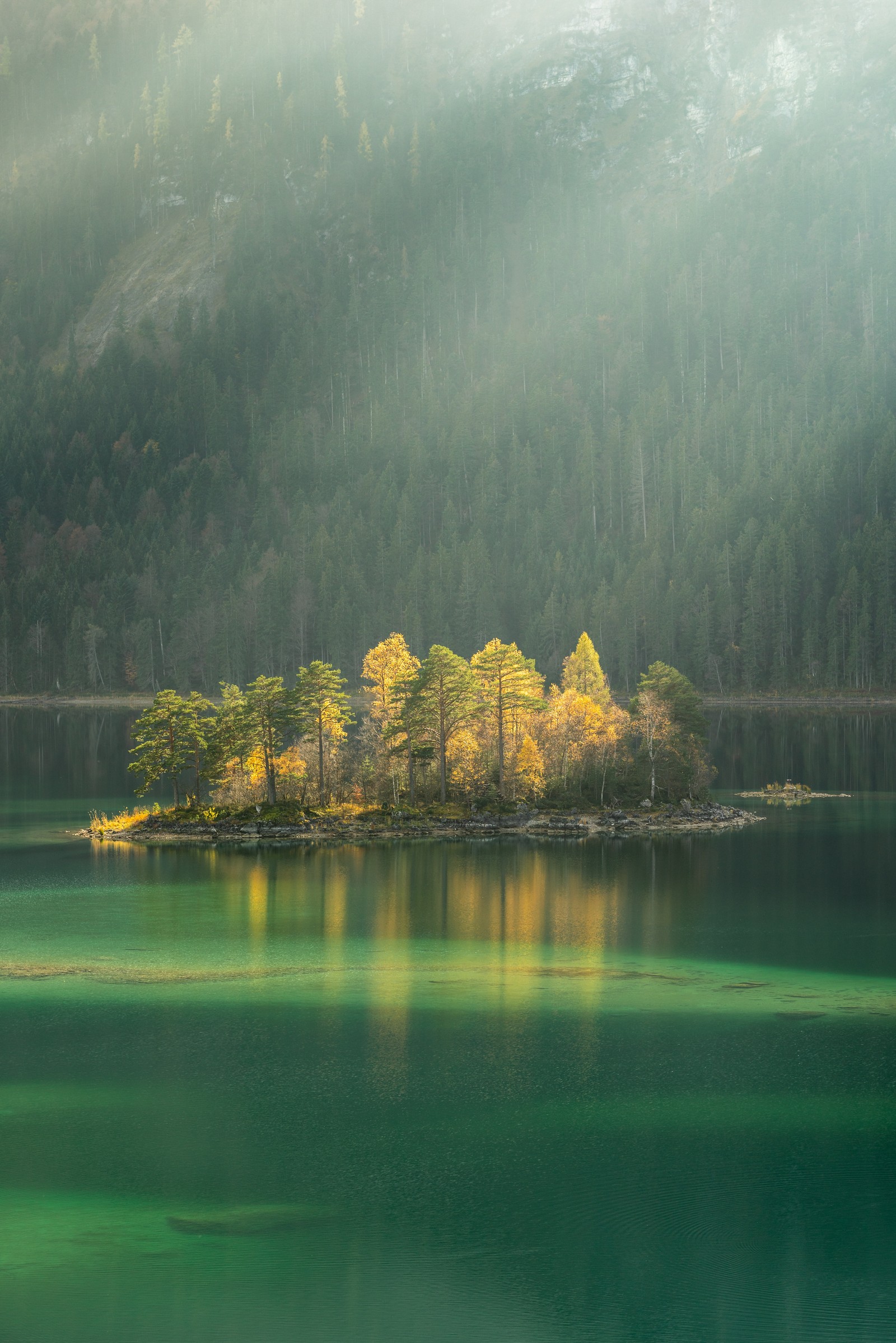 In der mitte eines sees gibt es eine kleine insel (natur, natürliche landschaft, grün, reflexion, wasser)