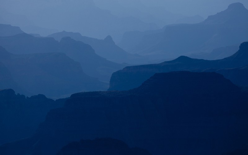 Горы видны вдали с самолетом, летящим над ними (гранд каньон, grand canyon, плато колорадо, каньон, плато)