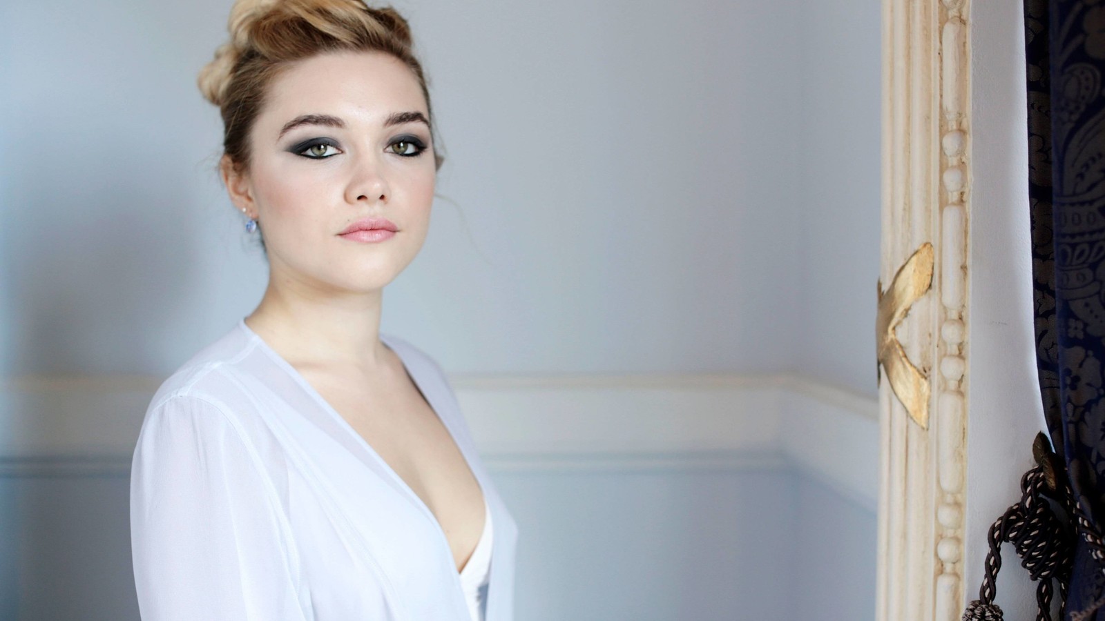 Una mujer redondeada en un vestido blanco posando frente a un espejo (labio, peinado, ojo, piel, mentón)