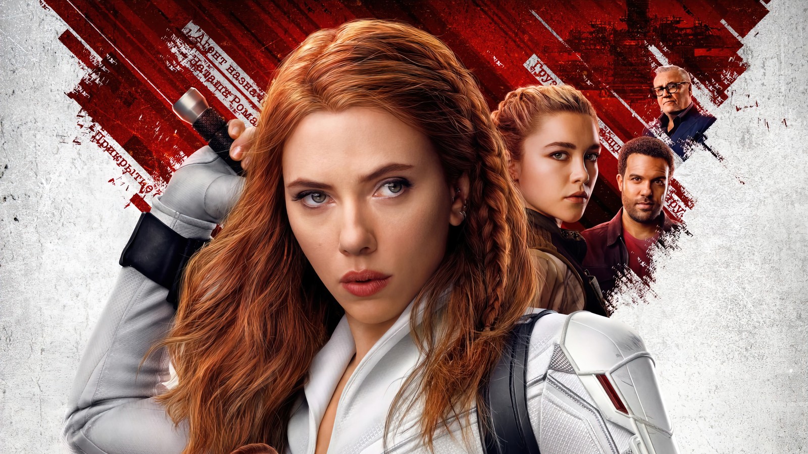 Una mujer con cabello rojo y una camisa blanca está frente a un póster de los vengadores (película black widow, black widow movie, 2021, película, viuda negra)