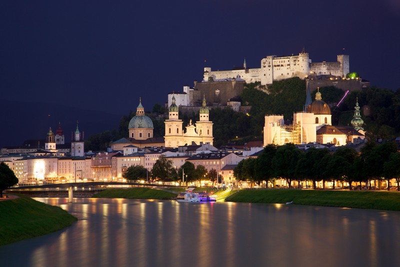 Арабский вид города с замком на холме на заднем плане (зальцбург, salzburg, вена, ночь, отражение)