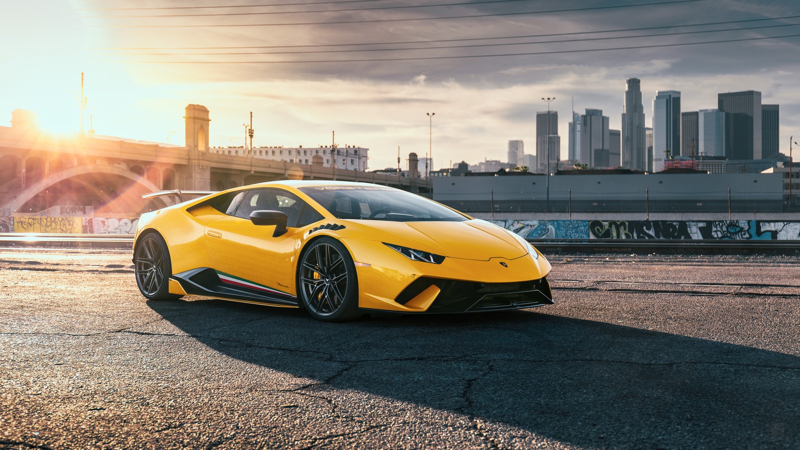 Ein gelbes lamborghini-sportwagen, das vor einer stadtsilhouette parkt (lamborghini huracan performante, superauto, 5k, autos, 4k hintergrund)