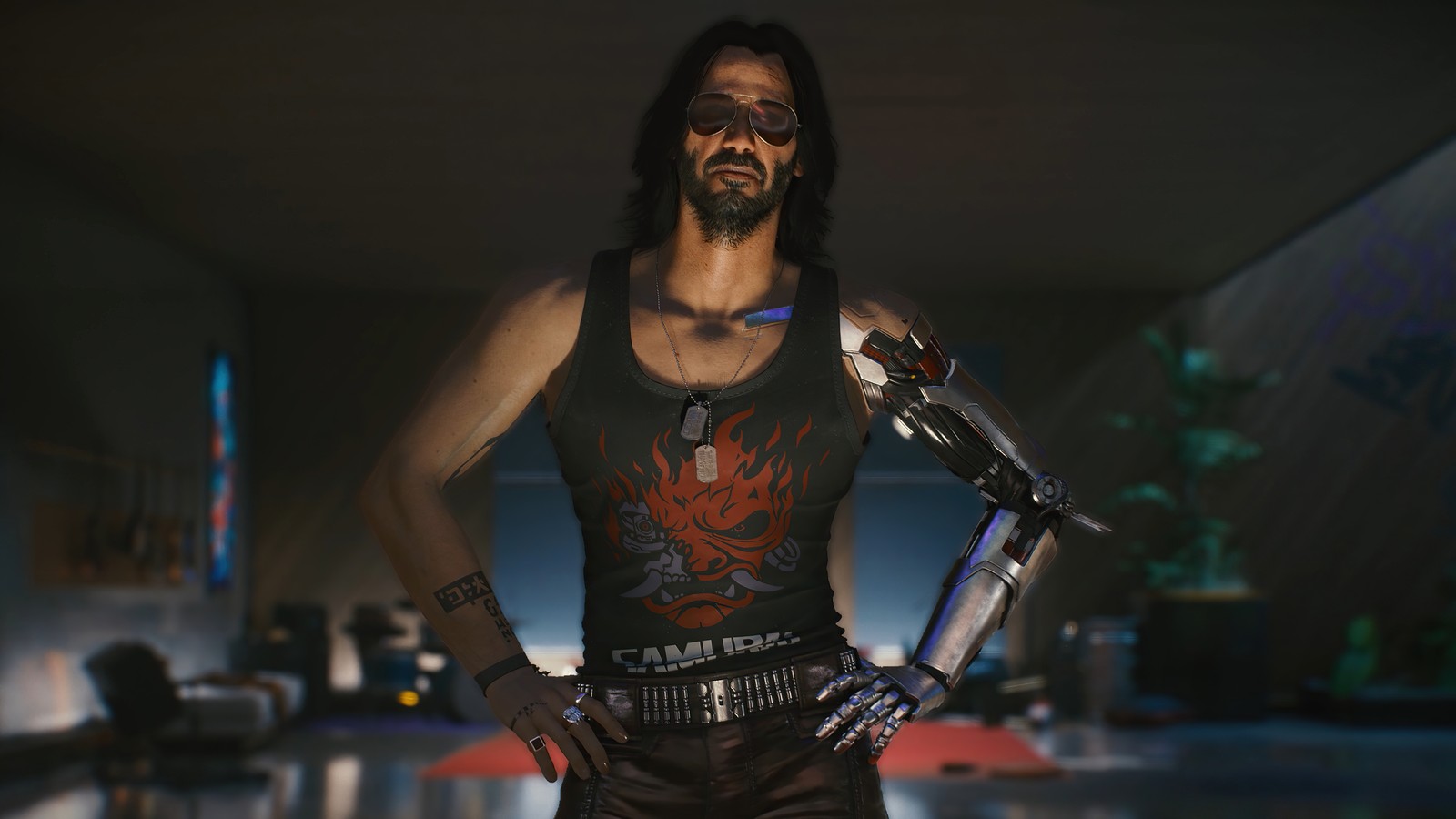 Hombre con barba y tatuaje en el brazo de pie en una habitación (johnny silverhand, cyberpunk 2077, videojuego)