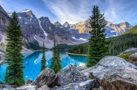 Moraine Lake: Eine ruhige Reflexion zwischen majestätischen Bergen und Kiefern