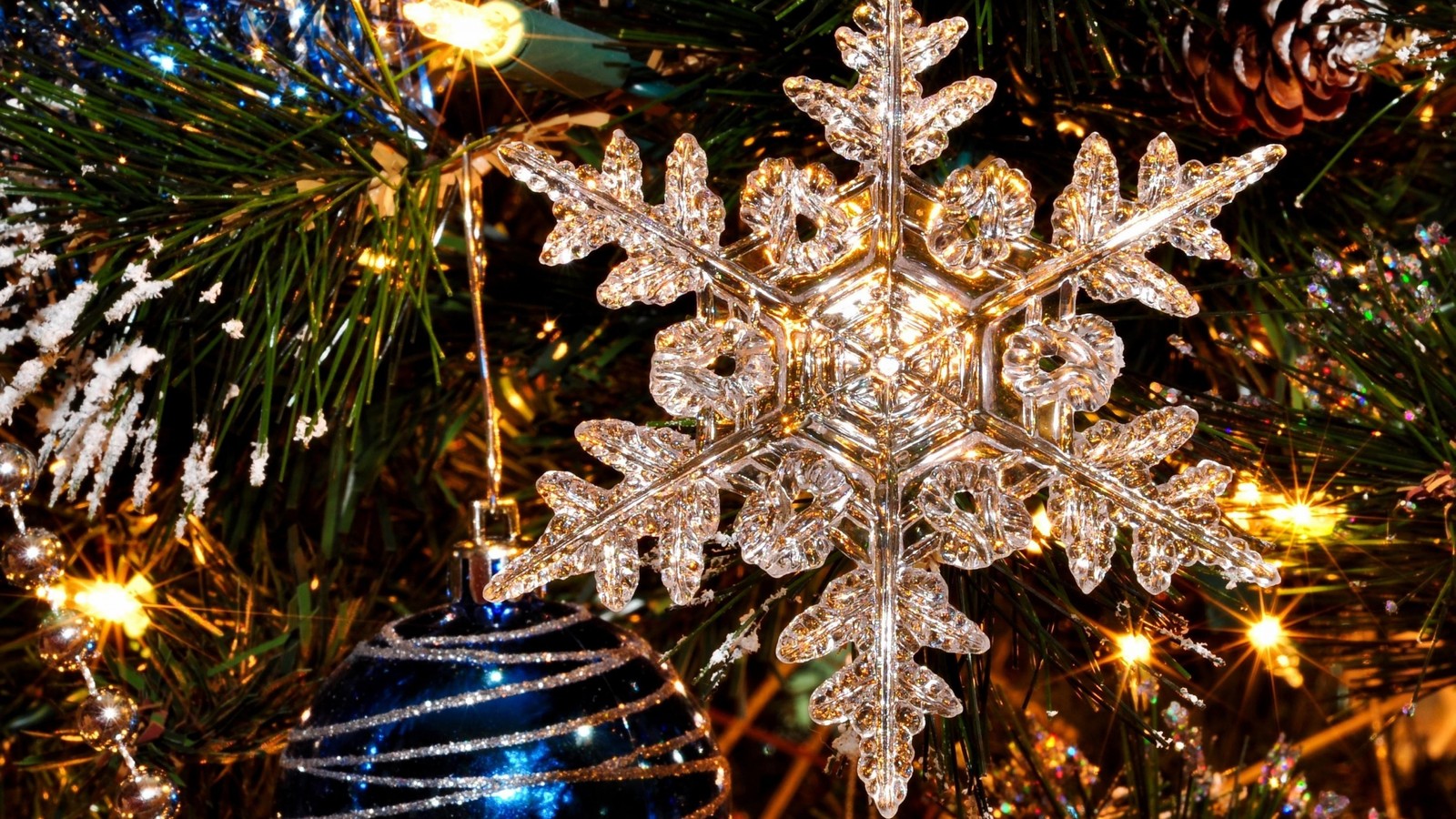 A close up of a snowflake ornament hanging from a christmas tree (tree, christmas, light, lighting, christmas decoration)