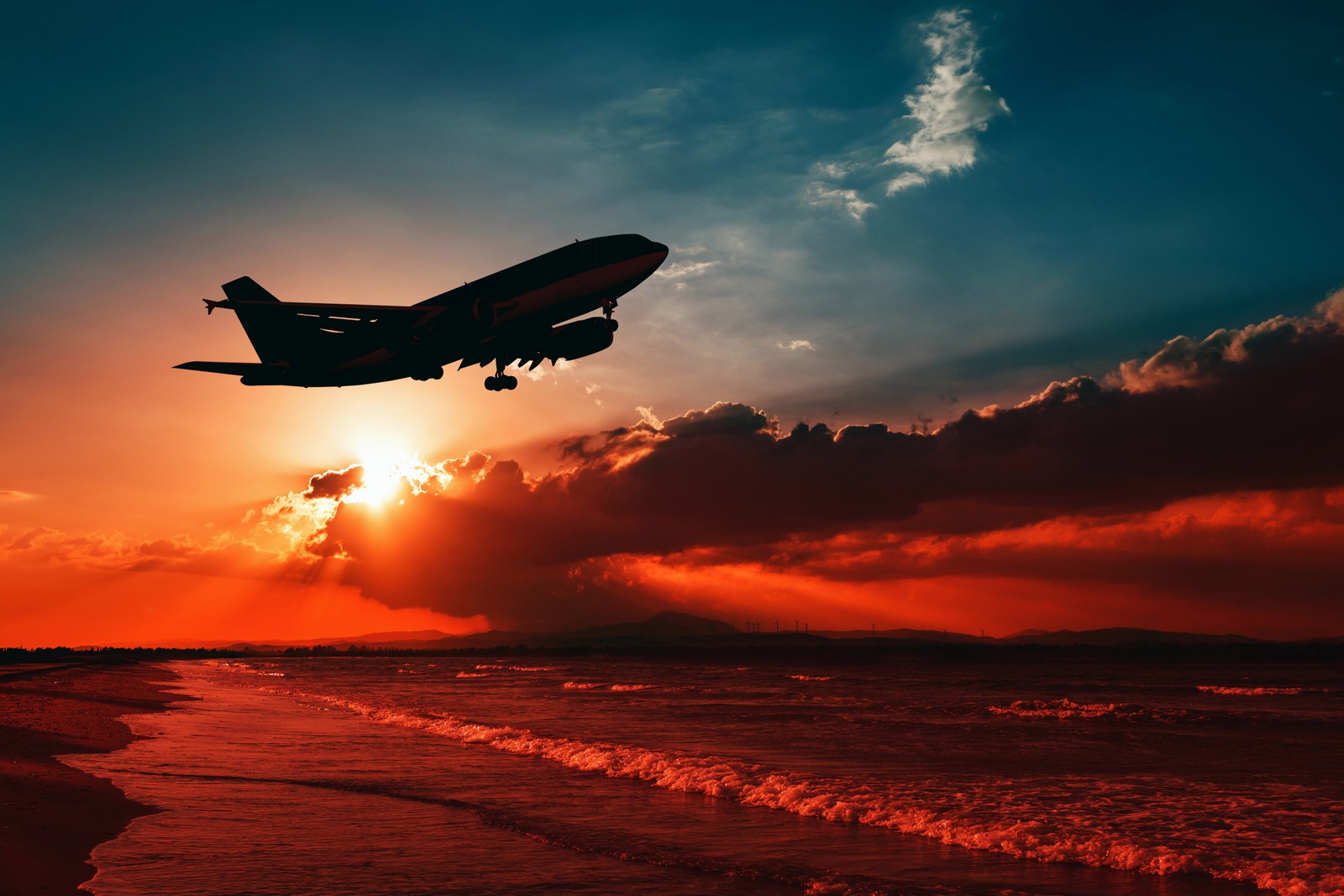 Um avião voando sobre o oceano ao pôr do sol com um avião no céu (aviação, linha aérea, aeronave, engenharia aeroespacial, céu)