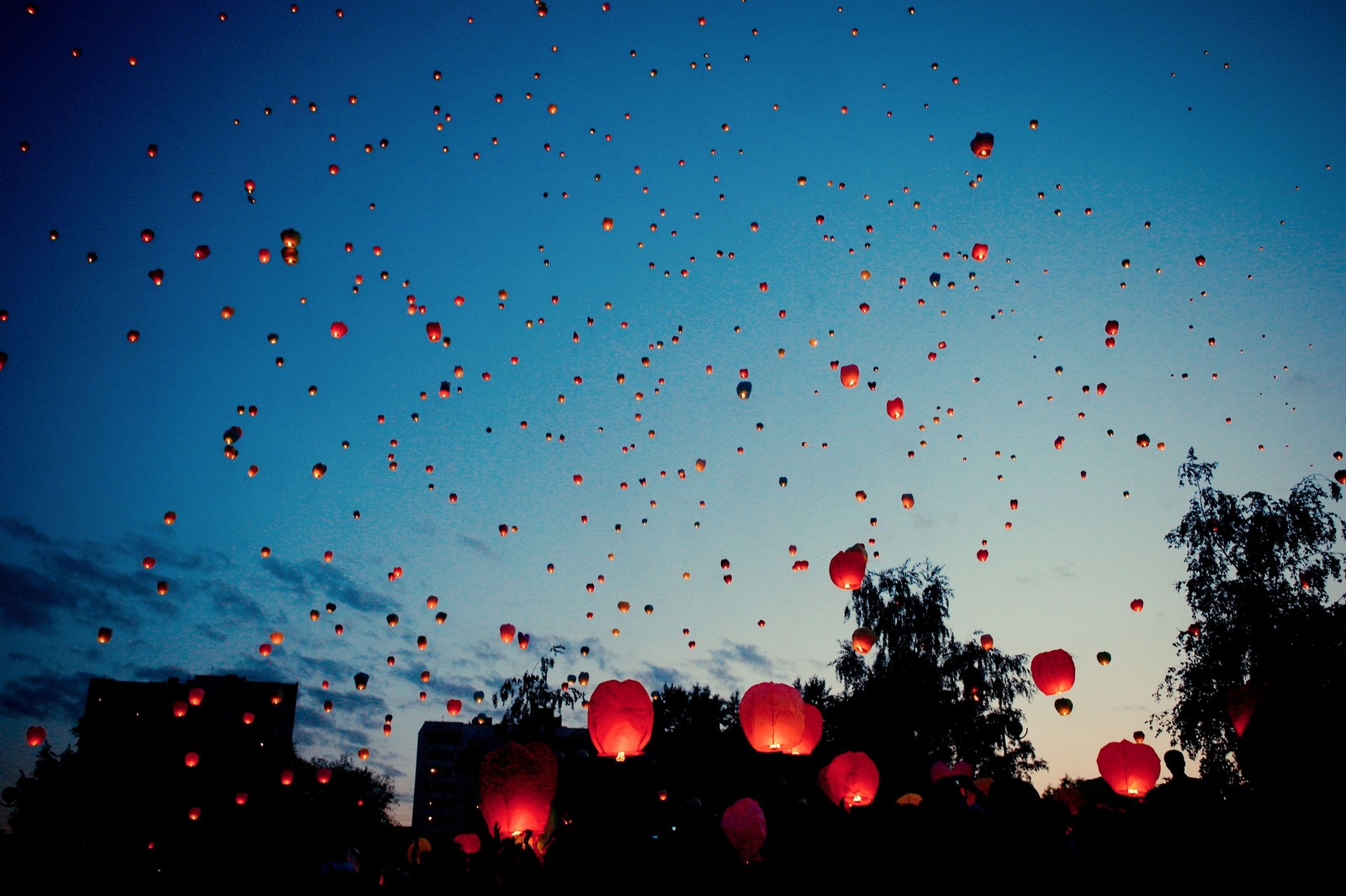 Muitas lanternas vermelhas e brancas voando no céu (lanterna do céu, lanterna, azul, vermelho, noite)