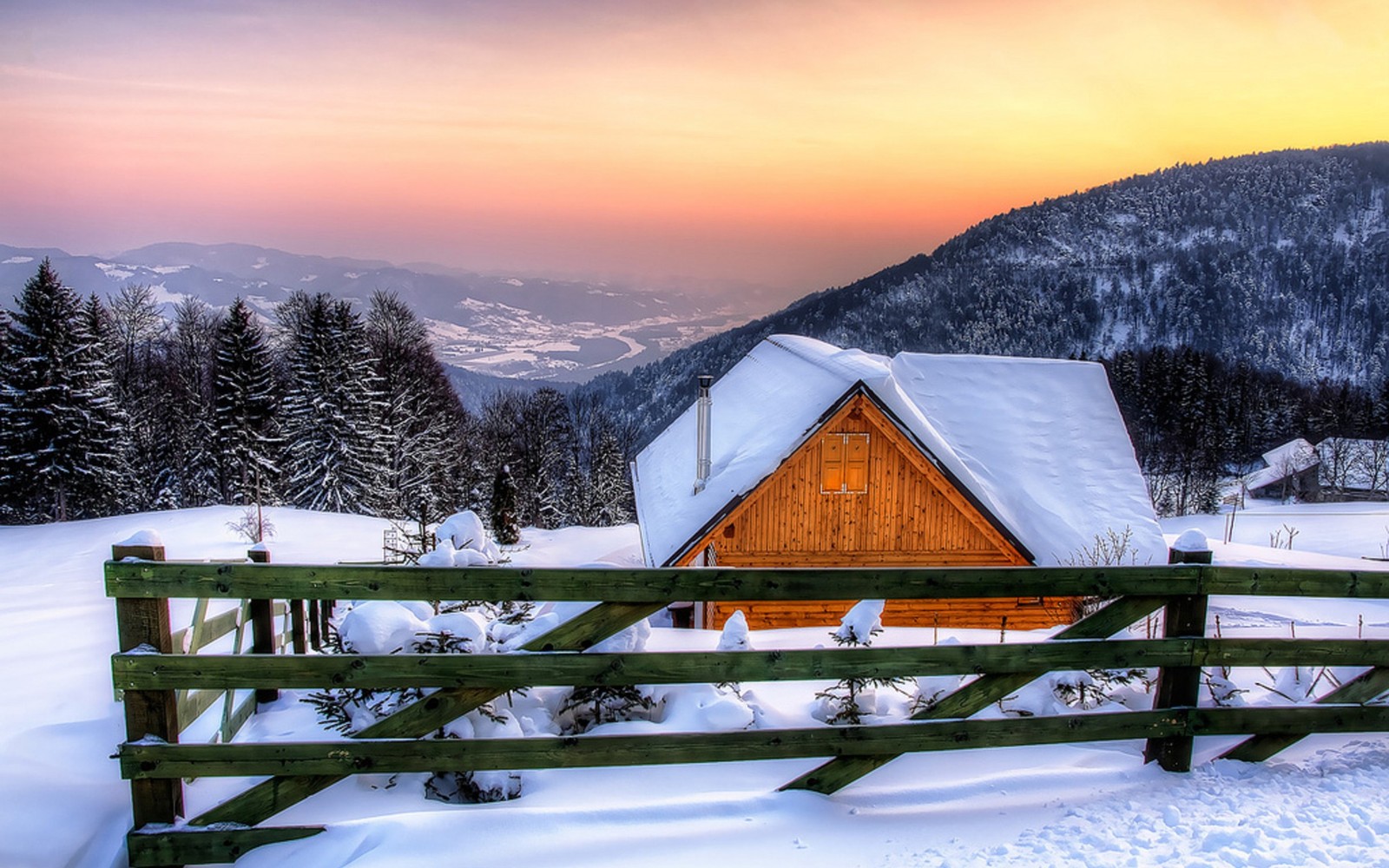 Uma vista de uma pequena cabana nas montanhas com uma cerca (neve, inverno, natureza, montanha, cabana de madeira)