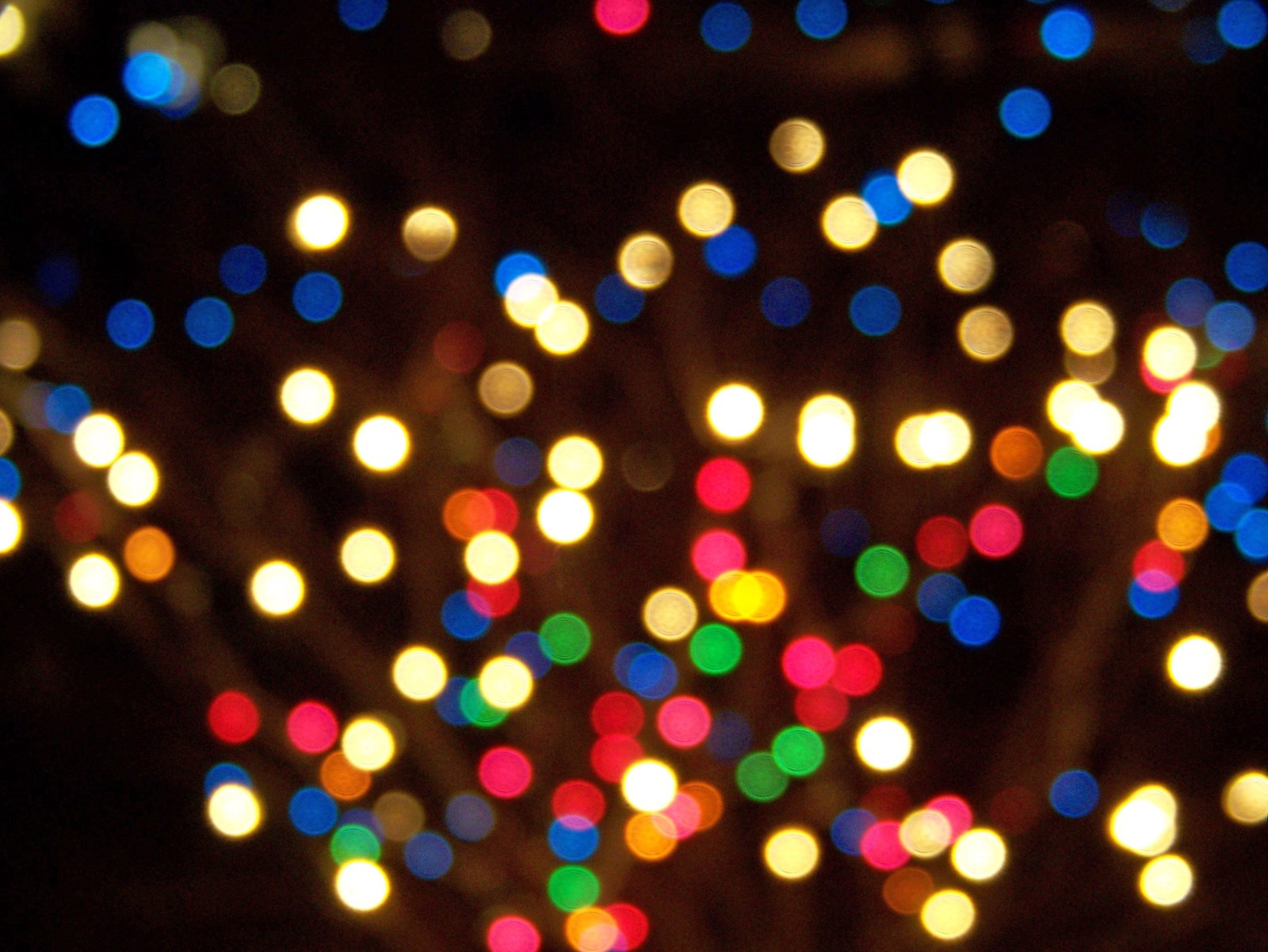 Luzes de cores brilhantes estão acesas em um quarto escuro (luzes de natal, dia de natal, iluminação, luz, festa)