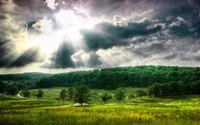 Sonnenlicht bricht durch die Wolken über den Herbsthochlanden