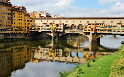 Reflektierende Schönheit des Arno und der Ponte Vecchio in einer charmanten Stadtlandschaft