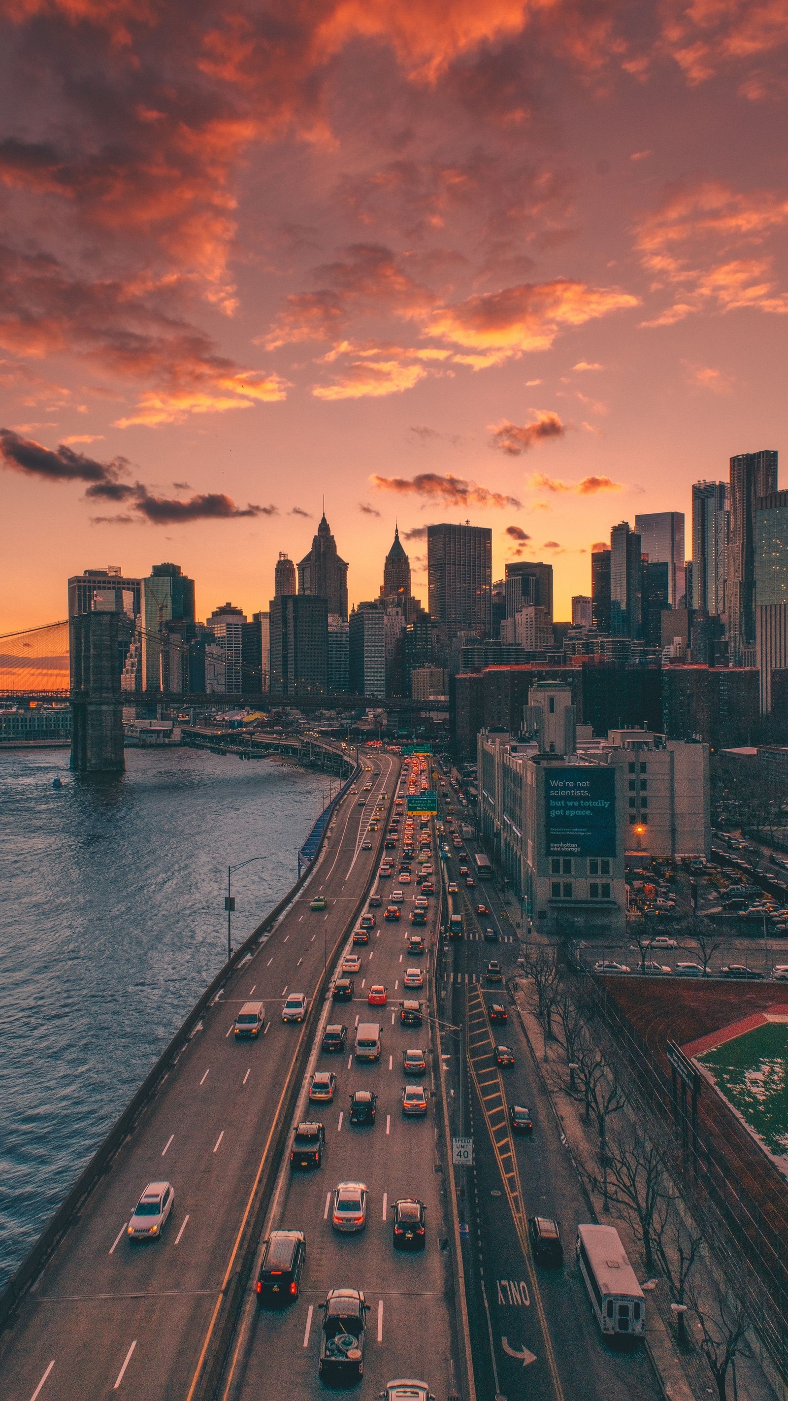 Una vista aérea de un horizonte urbano con una carretera y un río (vista de pájaro, nueva york, new york, nube, agua)