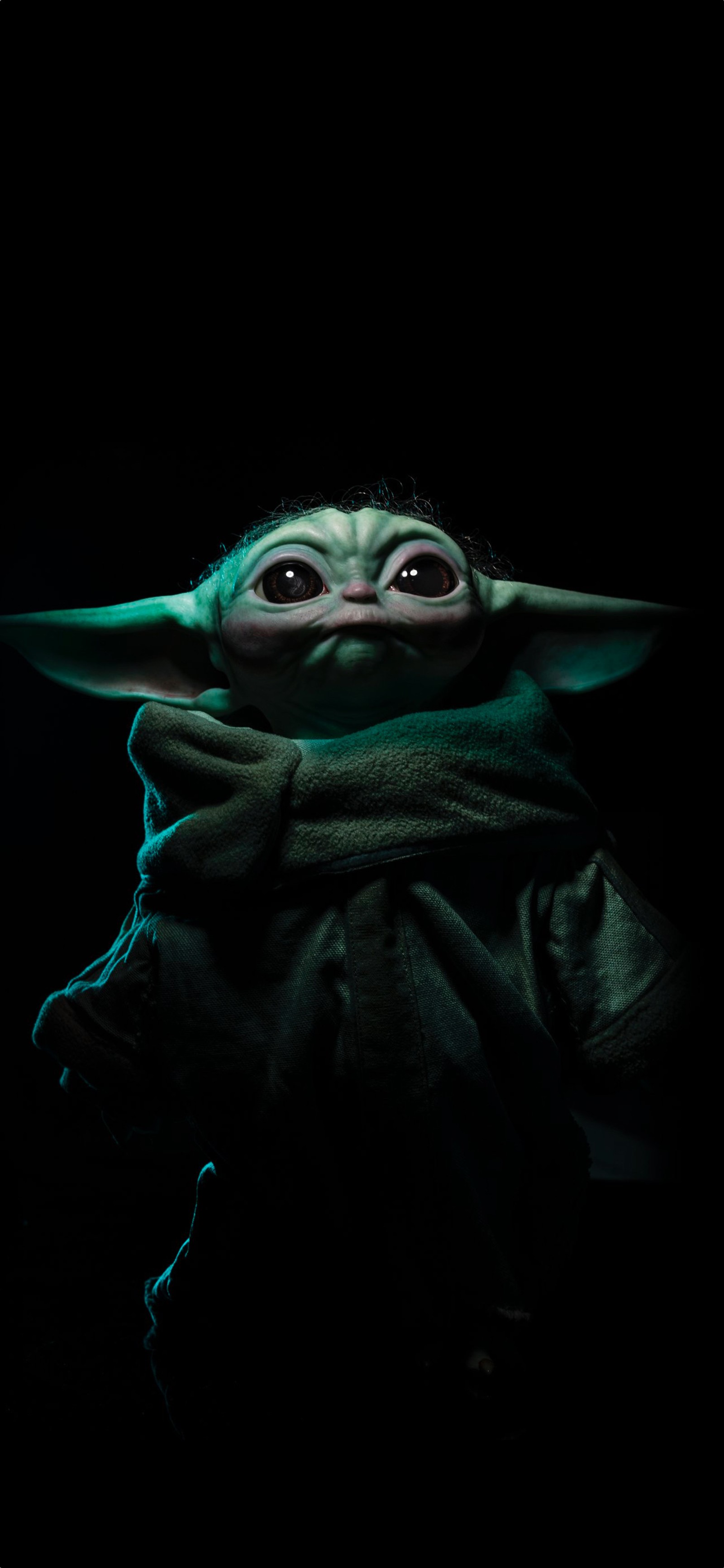 Primer plano de un bebé yoda con una bufanda (grogu, yoda, el mandaloriano, luke skywalker, star wars)