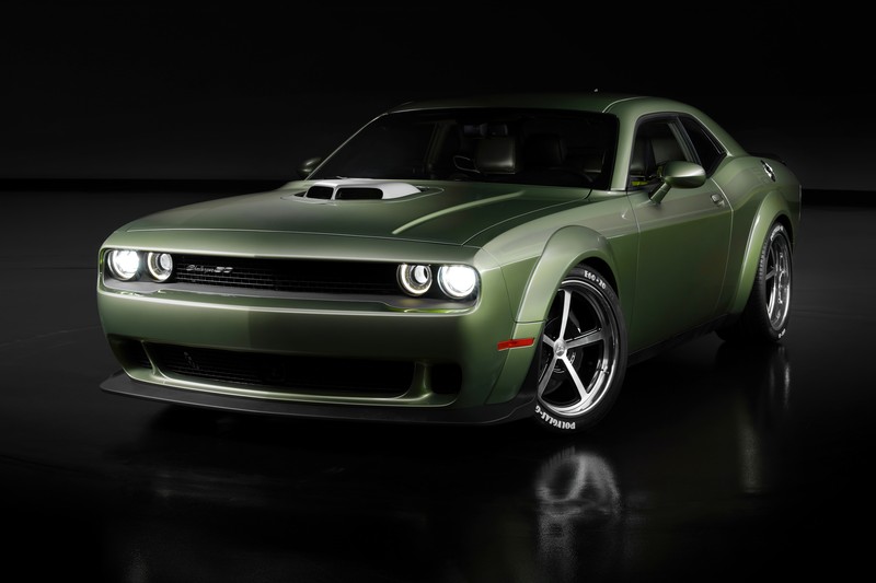 Зеленый автомобиль dodge challenger в темной комнате на черном фоне (додж челленджер, dodge challenger, 2021, тёмный фон, машины)